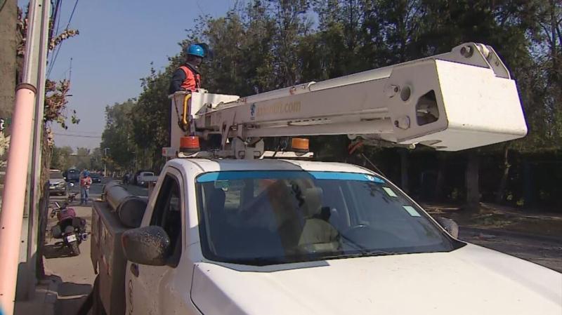 Personal llega a reparar el poste dañado tras lluvias