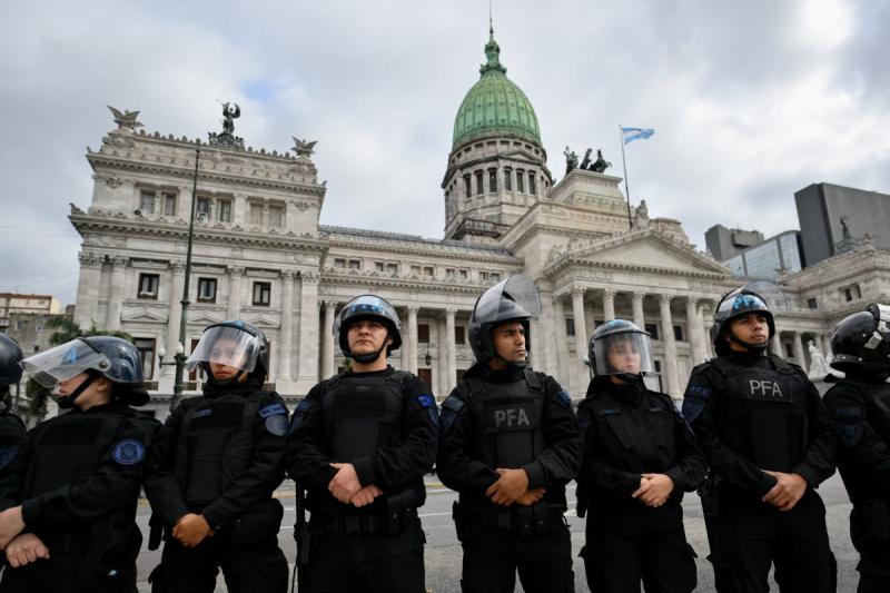 Policias monitorean protestas contra Milei