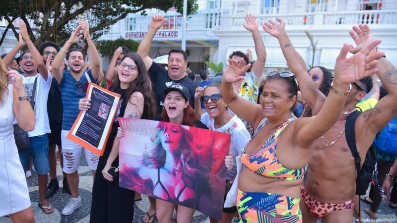 Seguidores de Madonna afuera del Hotel Copacabana de Río de Janeiro, Brasil. - Deutsche Welle