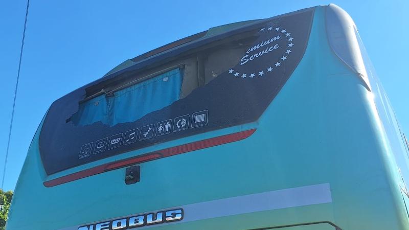 Atacan buses de trabajadores de Puerto Coronel - Cedida