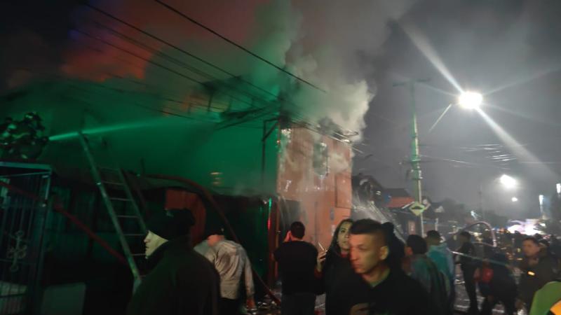 Bomberos - Incendio se registra en viviendas en Renca: Al menos 19 carros de Bomberos combaten emergencia