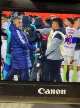 La agresión a funcionario de U de Chile - Crédito: Captura Radio ADN