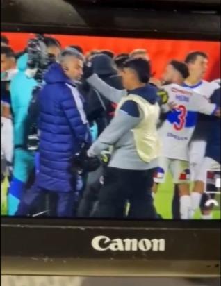 La agresión a funcionario de U de Chile - Crédito: Captura Radio ADN