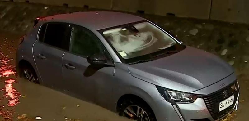 T13 - Vehículo quedó atrapado por la lluvia