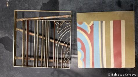 DW - El mayor desafío y lo más costoso es fabricar la matriz. Posteriormente cada espacio se rellena a mano con una mezcla de cemento y pigmento.