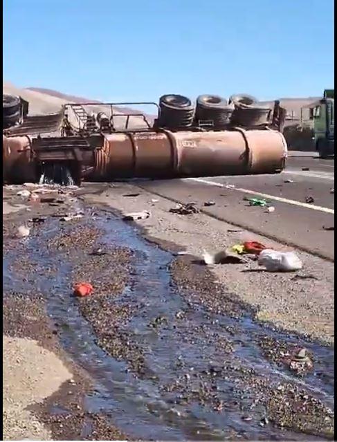 Camión volcado derrama ácido sulfúrico