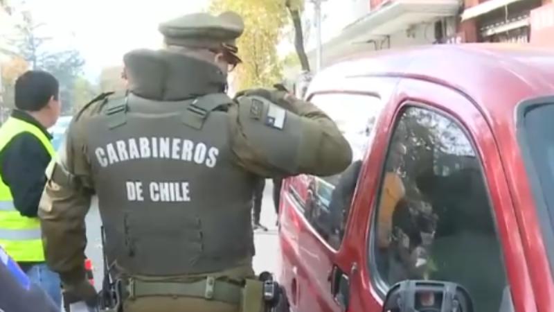 Detienen a conductor de vehículo con encargo por robo - Canal 13