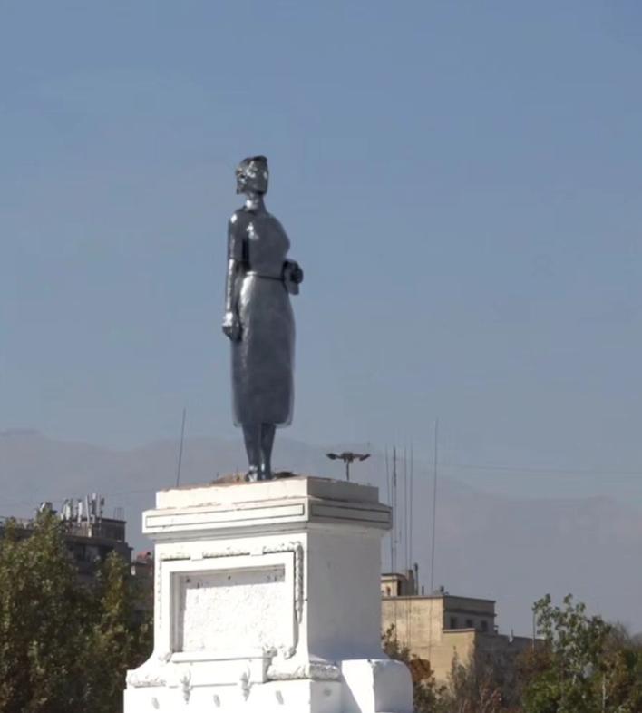 Estatua de Elena Caffarena en Plaza Italia