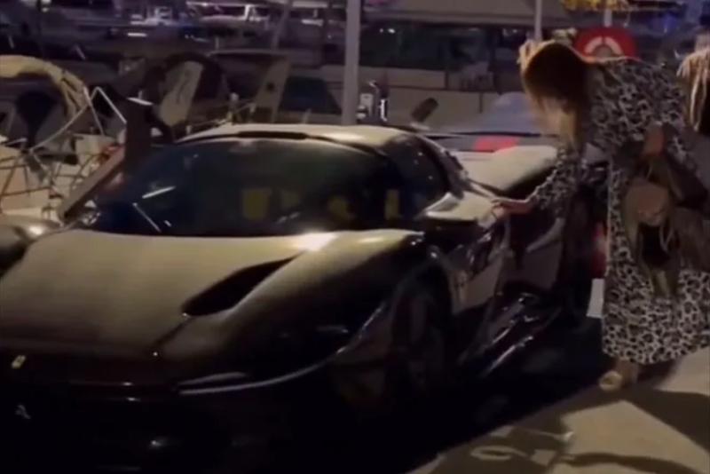Captan a mujer escribiendo su número de teléfono en un Ferrari en plena vía pública