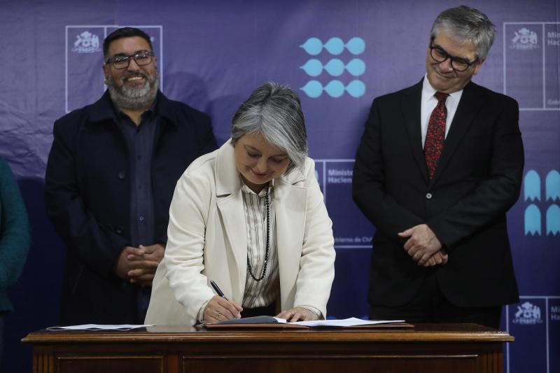 Agencia Uno - Gobierno firma acuerdos con la CUT