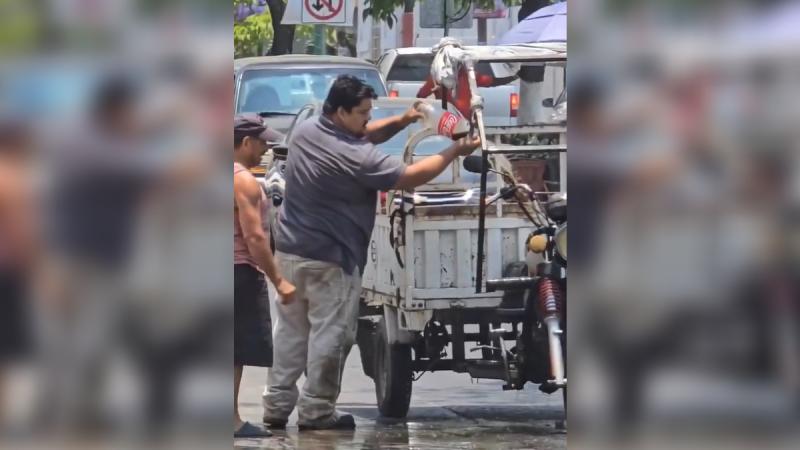 X - Hombre apaga incendio con Coca-Cola