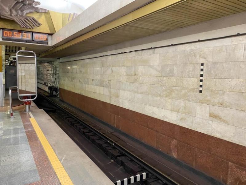Violento asalto asombra a España: le robaron, golpearon y luego lo lanzaron a las vías del metro
