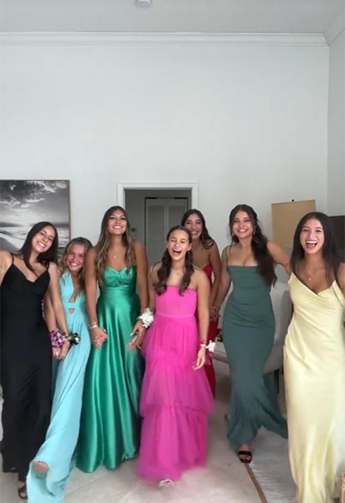 Instagram - Mia y sus compañeras el día de la fiesta de graduación