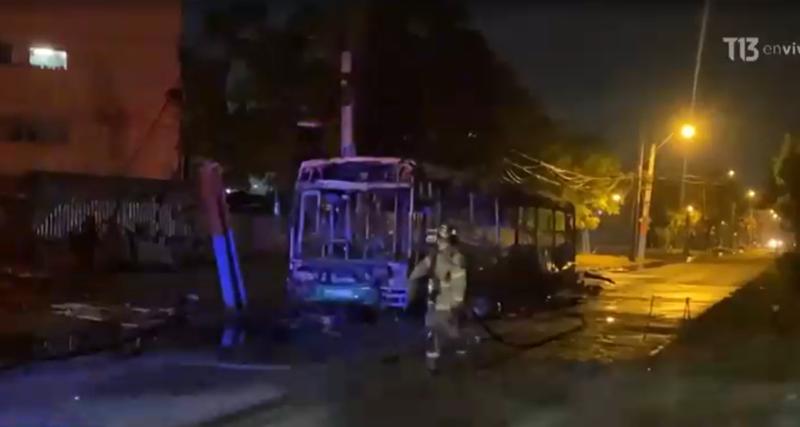 Queman bus de RED en sector de Villa Francia en Estación Central