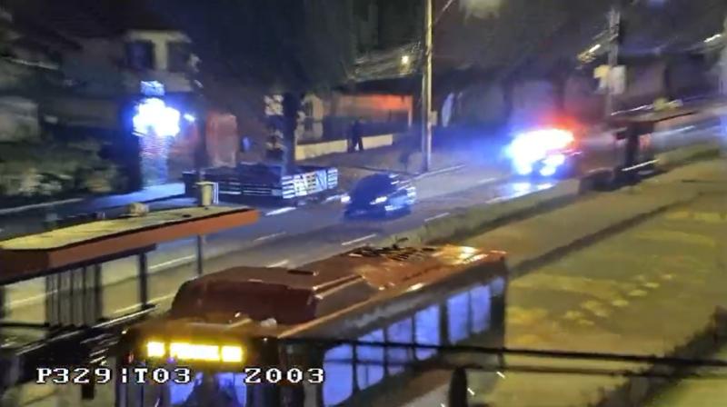 Volcaron en auto tras persecución: cuatro sujetos detenidos en Ñuñoa