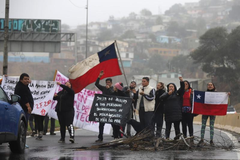 Damnificados tras incendios en Valparaíso protestan por la demora en la entrega de viviendas de emergencia