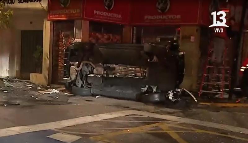 Motor salió expulsado: brutal accidente termina con auto volcado en Providencia