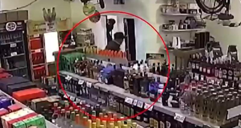 El asaltante ingresó dos veces a la botillería de Viña del Mar - T13