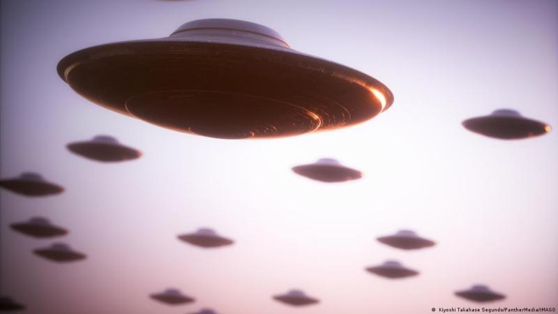 La teoría sugiere que seres avanzados podrían haber llegado desde otros planetas o tiempos.