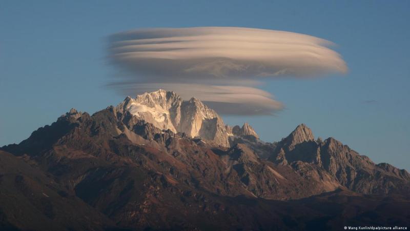 Los informes de avistamientos de ovnis cerca de volcanes y océanos sugieren que estas áreas podrían ser accesos a bases subterráneas habitadas por seres avanzados, según el estudio.