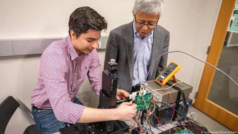 Investigadores, incluyendo al estudiante de ingeniería Walter Sosa Portillo y el Dr. Kenneth, han avanzado en la miniaturización de un chip generador de imágenes inspirado en la visión de rayos X de Superman para dispositivos móviles.