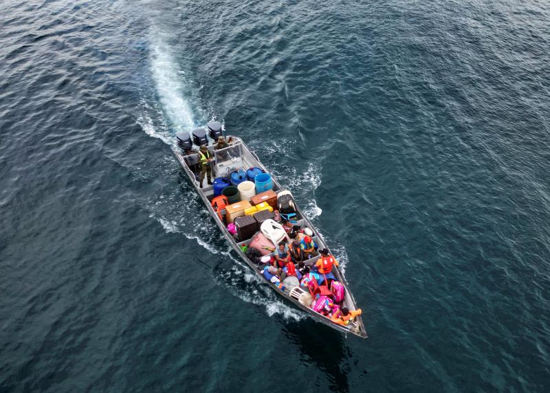 AFP - Habitantes de isla panameña trasladándose desde Carti Sugtupu al continente en la Comarca Guna Yala