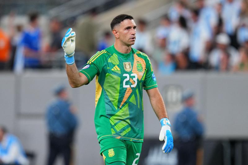 Dibu Martínez hizo un polémico gesto a la barra chilena - Crédito: AFP