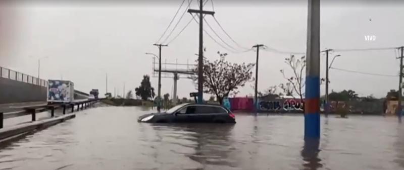 Canal 13 - Auto atrapado en La Cisterna