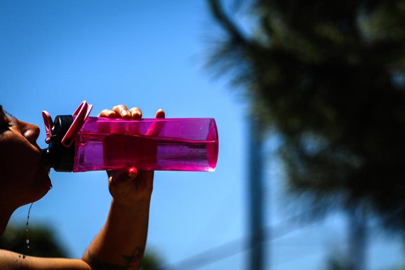 Agencia Uno - El riesgo de consumir botellas de plástico expuesta al sol