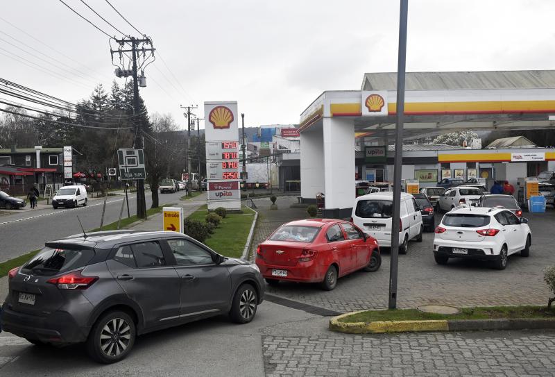 Agencia Uno - Bencina mezclada con agua producto del sistema frontal en bencinera Shell (referencial)