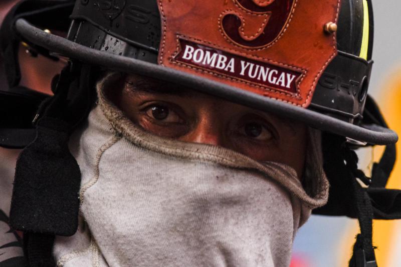 Ref. Agencia Uno - Un hombre fallecido y una bombera lesionada en incendio en Santa Cruz