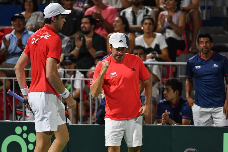 Nicolás Jarry junto a Nicolás Massú - Créditos: Agencia Uno