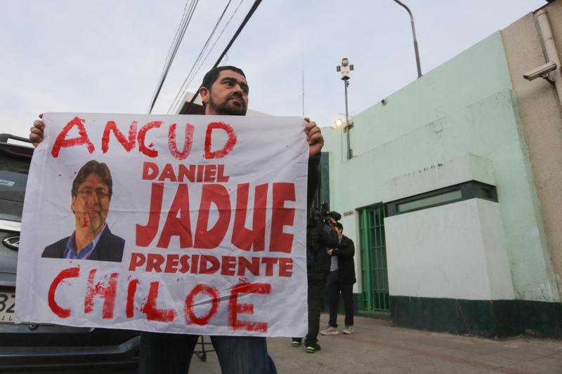 Agencia Uno - Militantes muestran su apoyo a Daniel Jadue a las afuera de Capitán Yáber