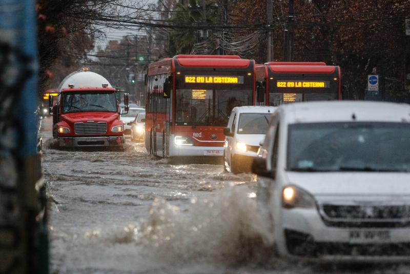 Mineduc: Sostenedores de establecimientos afectados por las lluvias podrán solicitar suspensión de clases