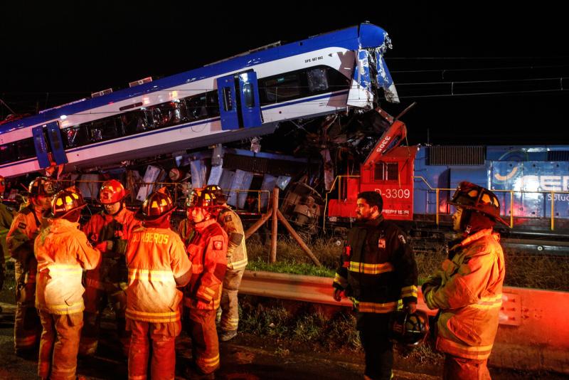Trabajos de equipos de emergencia tras choque de trenes
