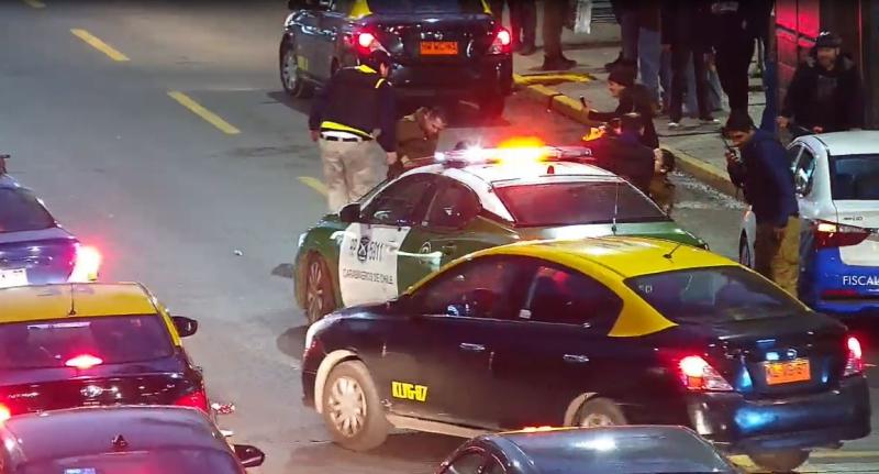 Carabineros - Formalizan a vendedores ambulantes que dieron puñetazos a carabineras: No podrán acercarse a ellas