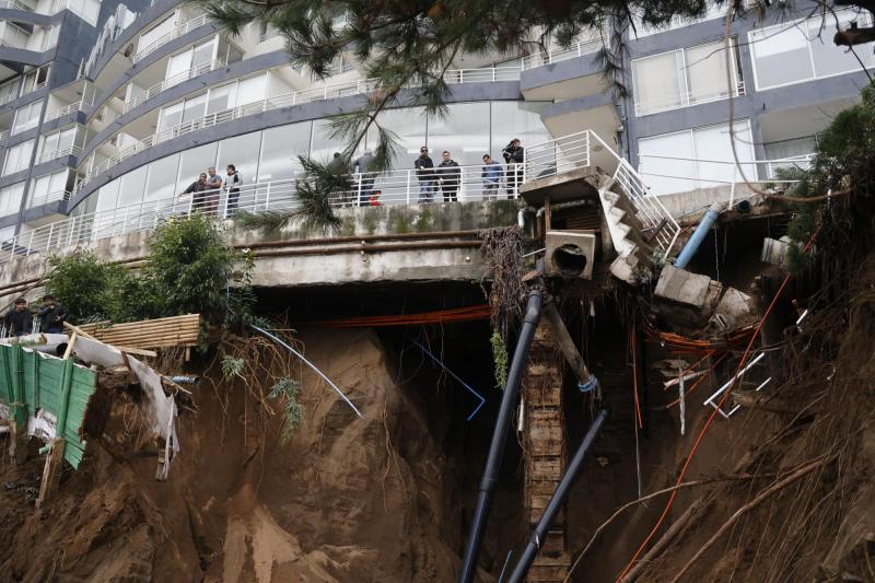 Aton - Socavón de Viña del Mar, vista desde abajo del edificio