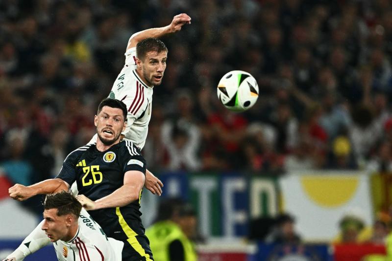 El delantero húngaro Varga, evacuado en camilla tras caer sobre la nuca