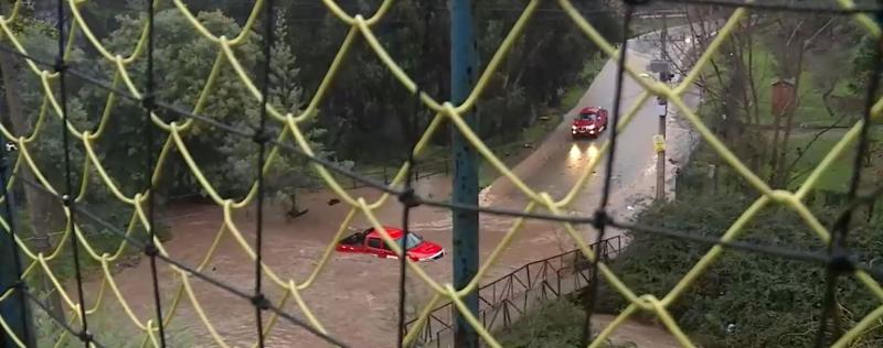T13 - Camioneta atrapada en Reñaca por fuertes lluvias