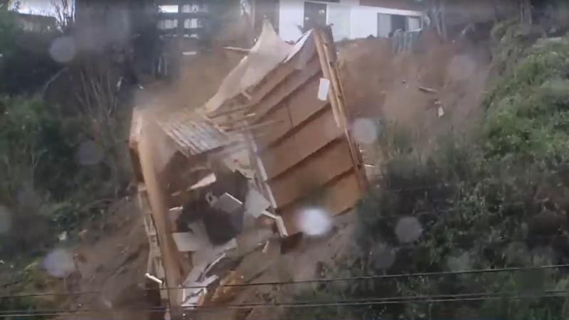 T13 - Cae casa que se encontraba colgando por derrumbe de cerro en Curanilahue