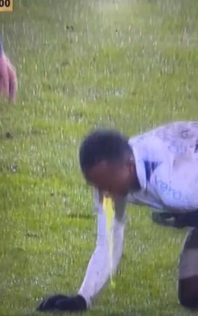 El futbolista de Gremio vomitó en medio del partido - Créditos: Captura