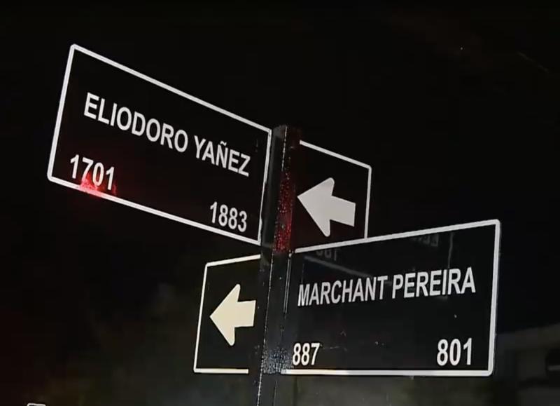 Iba contra el tránsito: Automóvil choca contra frontis de edificio en Providencia