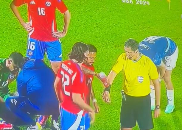 Marcos Bolados tuvo que auxiliar a Ben Brereton - Créditos: Captura