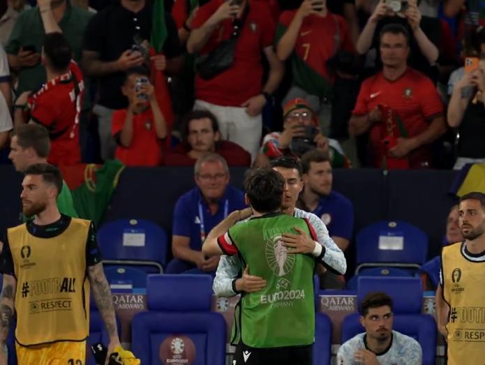 El viral abrazo entre Khvicha Kvaratskhelia y Cristiano Ronaldo - Créditos: Captura