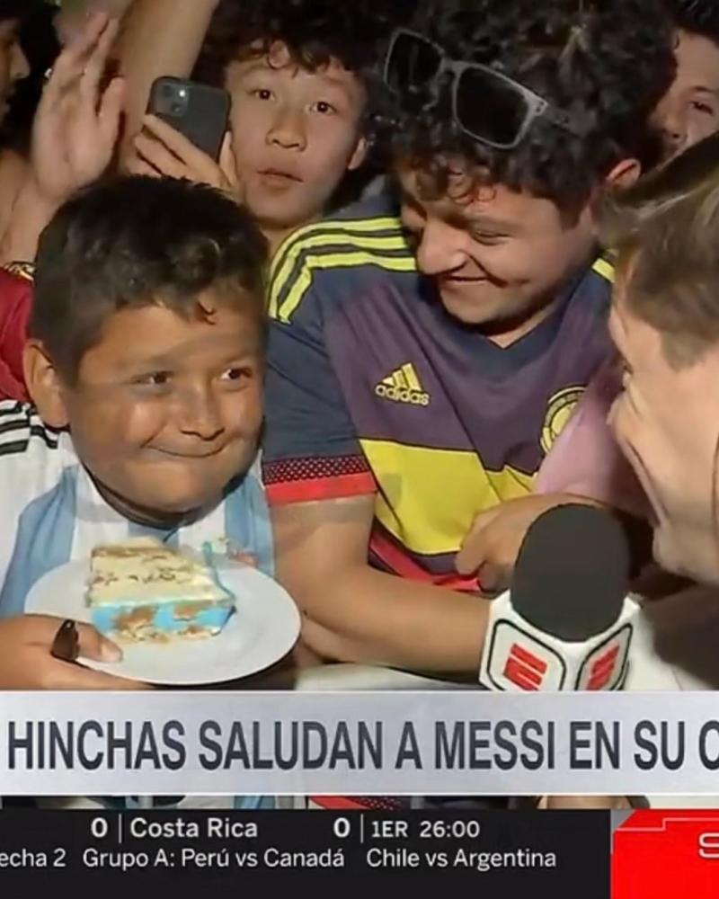 Niños disfrutando la torta de Lionel Messi - Créditos: Captura ESPN