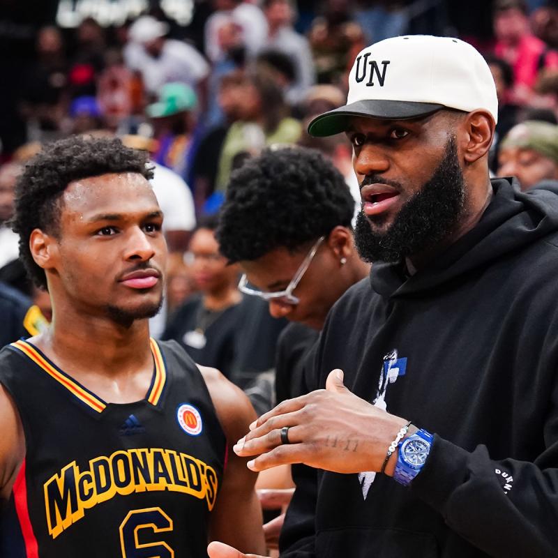 LeBron James junto a su hijo Bronny - Créditos: NBA