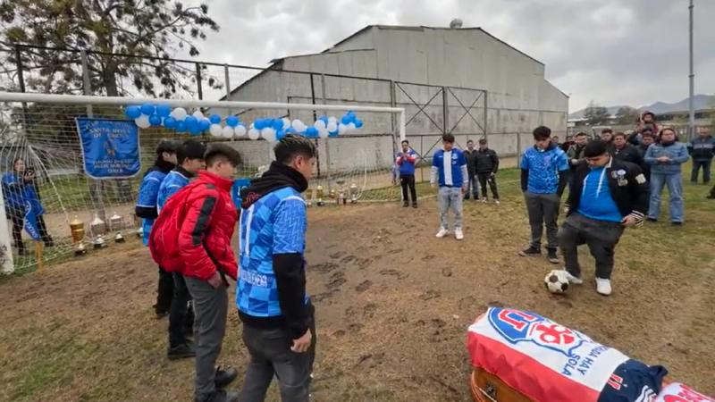 TikTok/alanbrich1.76 - Hincha de la U es despedido marcando su "último gol"