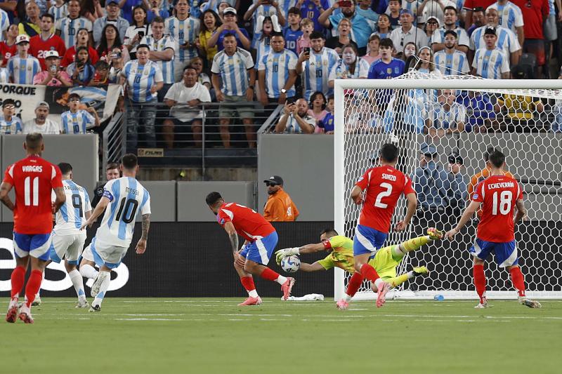 Claudio Bravo en el partido frente a Argentina - Créditos: Comunicaciones FFCh