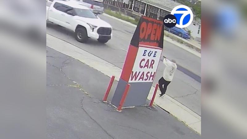 @ABC7 - Hombre es captado disparando a vehículos al alzar en Estados Unidos
