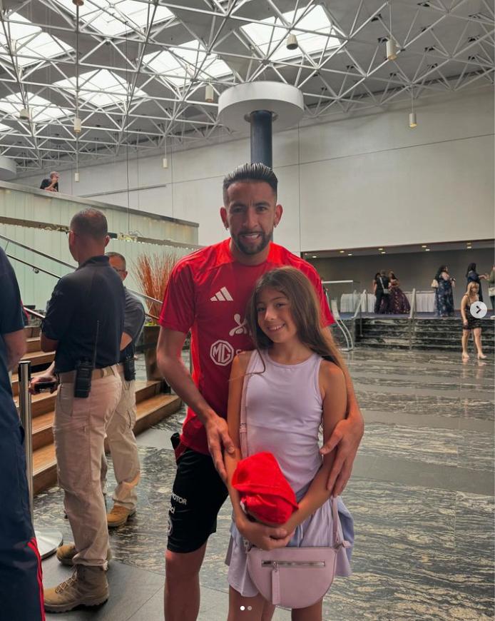 Mauricio Isla con su hija en concentración de Chile - Créditos: @mauricioisla4chile